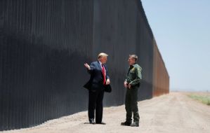 El “muro de Trump”, una promesa a medio cumplir que rompe huesos y sueños