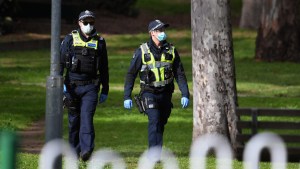 Mujer acusada de decapitar y acuchillar más de 80 veces a su madre se declara inocente en Australia