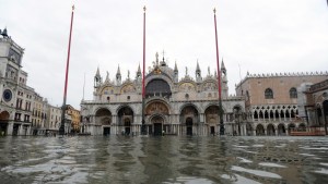 Venecia se inunda otra vez porque no se activó el nuevo sistema de barreras inflables (Fotos y Videos)