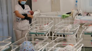 Una enfermera en Bolivia deja caer a un bebé recién nacido por atender su celular