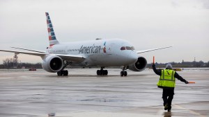 American Airlines canceló más de 300 vuelos por escasez de personal