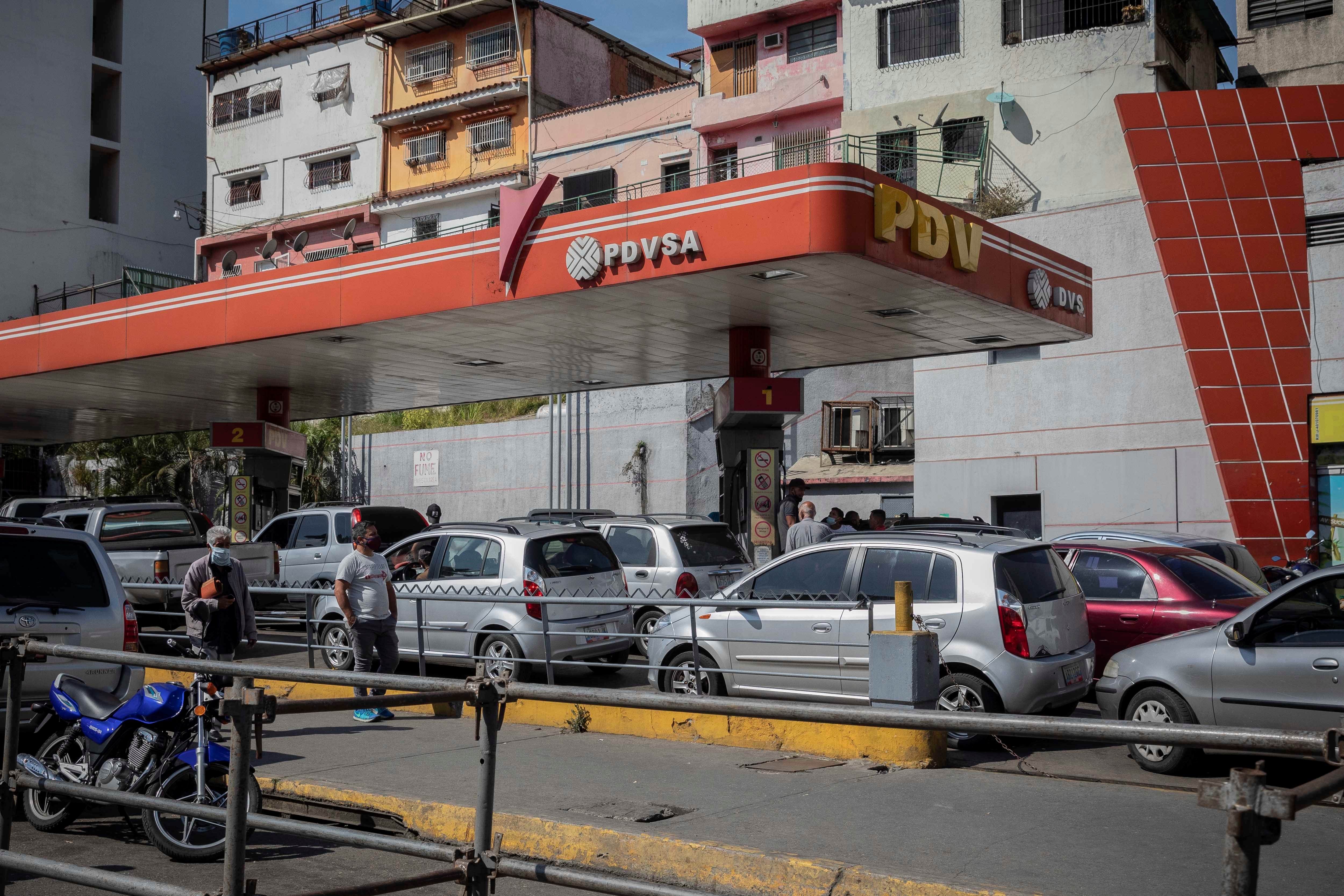 Venezuela dependerá de gasolina importada por lo menos todo este año, asegura especialista