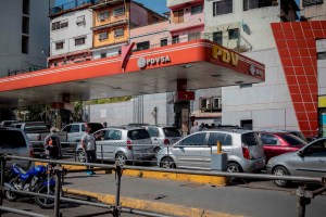 La guerra del combustible en Venezuela: Usuarios que requieren surtir contra militares que privilegian a quienes pagan en dólares