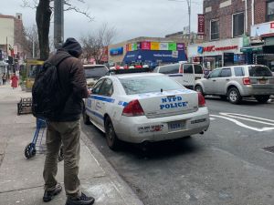Se hicieron pasar por repartidores de flores y saquearon una casa en Queens