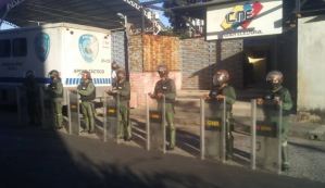 Funcionarios de la GNB custodian la sede del CNE en Carabobo este #12Dic (FOTOS)