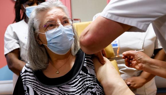 Una anciana de 78 años, primera vacunada en Francia