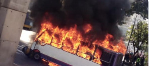 FOTO: Autobús se incendió en Capitolio tras sufrir una falla mecánica #29Dic