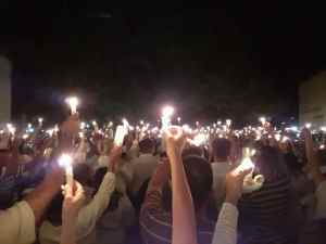 Con luces y oraciones, habitantes de Güiria lamentaron el trágico naufragio (Fotos)