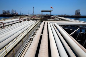 Petrolero sufre una explosión atribuida a “causas externas” en aguas saudíes