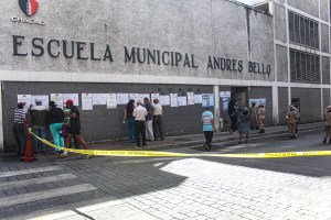 Saque sus conclusiones: La COLA en un supermercado de Caracas frente a los centros electorales (FOTOS) #6Dic