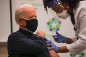 Joe Biden recibe segunda dosis de vacuna contra el Covid-19