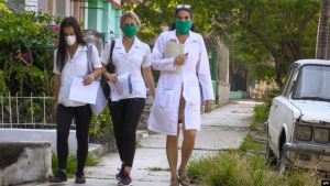 Miles de médicos cubanos reclaman a sus ministros un salario justo (VIDEO)