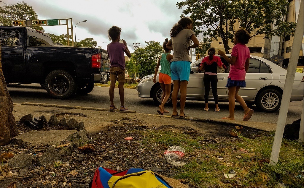 Hambre y desatención obligan a los niños de Puerto Ordaz a pedir en los semáforos