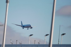 Trabajador murió aplastado por equipo de avión en aeropuerto de Chicago