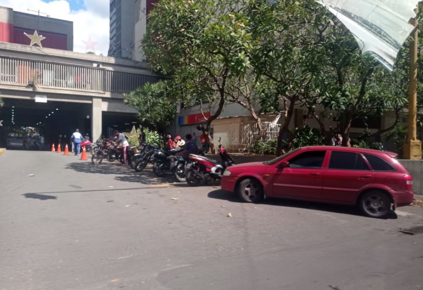 Colectivos armados de Maduro agredieron a vecinos que intentaron instalar punto de la Consulta Popular en Parque Central #12Dic