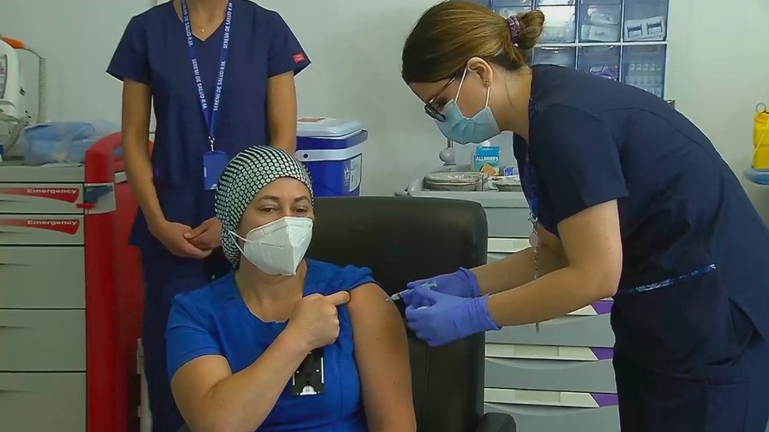 Una auxiliar de enfermería recibe primera vacuna en Chile contra el coronavirus