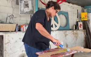Susan Applewhite, la caraqueña que crea arte en espacios públicos abandonados (VIDEO)