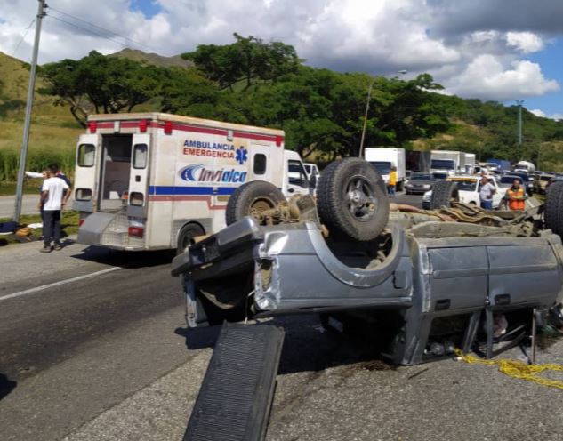 Al menos dos heridos en accidente de tránsito en la Autopista Regional del Centro (Fotos y video)