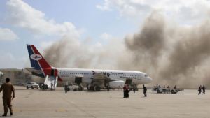 Al menos 10 muertos y decenas de heridos tras explosiones en aeropuerto de Yemen