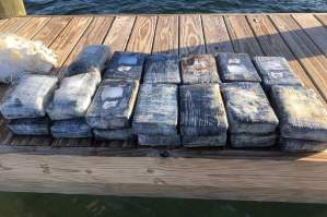 Pescador de los Cayos de Florida descubrió 74 libras de cocaína flotando en el agua