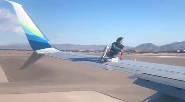 ¡Qué locura! Lo detuvieron por subirse al ala de un avión en el aeropuerto de Las Vegas (Video)