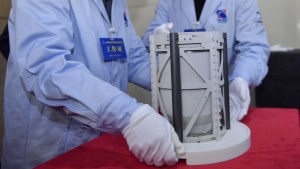EN VIDEO: Abren la cápsula de la sonda Chang’e-5 y sacan el contenedor con material lunar