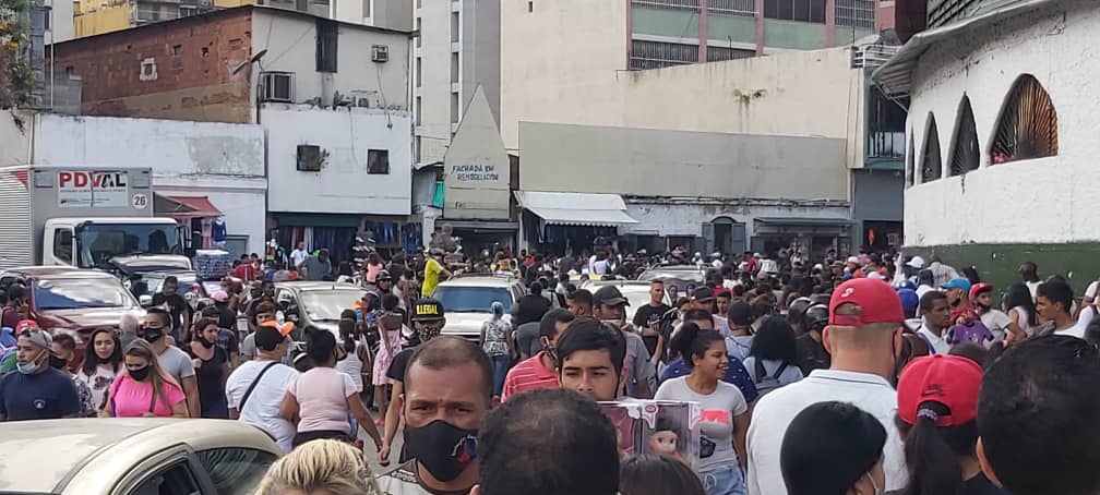 ¡DESPELOTE! Adyacencias de los mercados en la avenida Bolívar full de gente, sin miedo al contagio #24Nov (FOTOS)