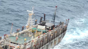 Chile sumó un buque de guerra para controlar el paso de barcos chinos frente a sus costas