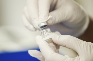 Estados Unidos estudiará reacciones alérgicas a la vacuna Covid-19 de Pfizer