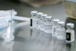 Enfermera se desmayó minutos después de recibir la vacuna Covid-19 en Tennessee (Video)