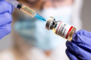 Hospital de Chicago detuvo las vacunas contra el Covid-19 luego de reacciones alérgicas