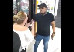 Diputado chavista empujó y amenazó con un arma a una vendedora por un teléfono (VIDEOS)