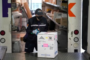 Trump agradeció a trabajadores de UPS y FedEX por rápida entrega de la vacuna contra el Covid-19