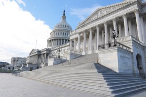 Cámara de Representantes de EEUU aprobó los cheques de estímulo por coronavirus y la iniciativa pasará al Senado