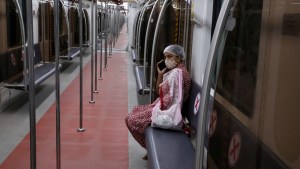 Una profesora que llegó con coronavirus desde Reino Unido a India escapa de los médicos en un tren