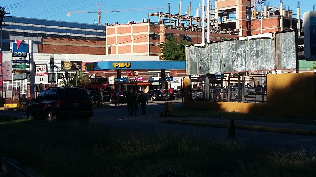 A pocas horas del fraude electoral, comienzan a surtir gasolina a precios internacionales en Maracay #4Dic (FOTOS)