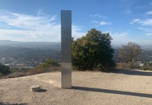 Aparece un tercer monolito metálico, esta vez en la cima de una montaña de California (VIDEO)