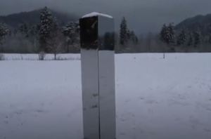 Encontraron un monolito de dos metros rodeado de nieve en Alemania