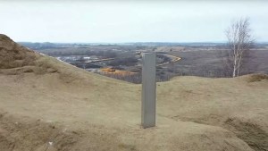 Un cuarto monolito metálico aparece en Rusia y esta vez hay una explicación de por qué fue instalado (VIDEO)