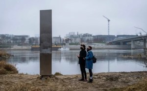 Un nuevo monolito misterioso surge en Polonia