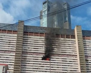 Apartamento en Parque Central es consumido por las llamas este #9Dic (Fotos y video)