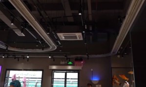 ¡WTF! En este restaurante chino les cae la comida “desde el techo” a los clientes (VIDEO)