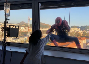 Spiderman bajó por la fachada de un hospital en Málaga y saludó a los niños desde las ventanas (Video)