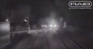¡Susto! Graban el momento cuando un tren casi atropella a dos autos en Inglaterra (VIDEO)