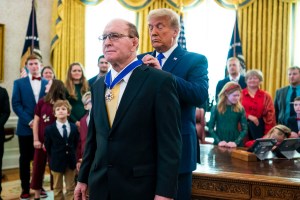 Trump otorgó la Medalla de la Libertad a la leyenda de la lucha libre Dan Gable