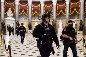 Dos policías del Capitolio demandan a Trump por violencia del 6 de enero