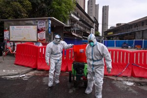 China confina a tres millones de personas tras foco de coronavirus causado por vendedor
