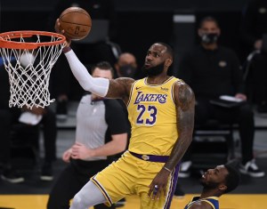 Subastan por más de 500 mil dólares una camiseta de LeBron James