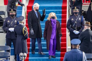 Bill y Hillary Clinton llegan al Capitolio para presenciar la ceremonia de juramentación de Joe Biden (VIDEO)