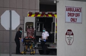 California ordenó retrasos en las cirugías ante el aumento de contagios en los hospitales